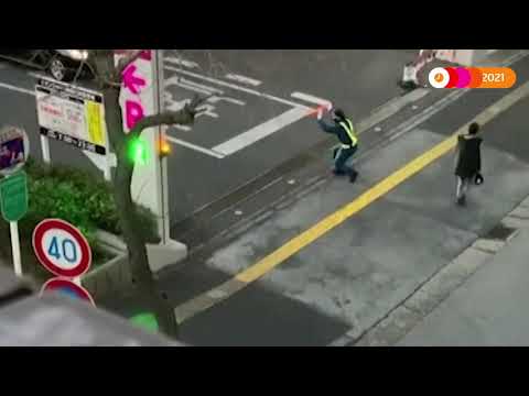 警備員が日本での勤務中にダンスを披露 (Security guard dances while on duty in Japan)