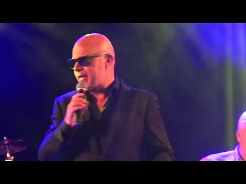 live optreden van  Coco . jr