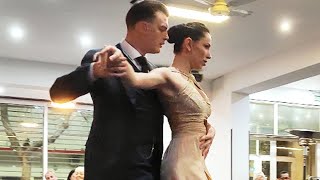 Video thumbnail for Katerina Tsybrova y Valentin Bobkov. Mala Junta (Solo Tango) Milonga Gente Amiga 4ago24 (2/2)