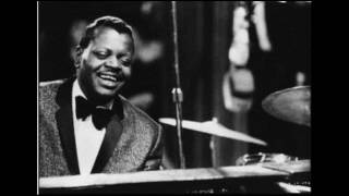 Oscar Peterson, When my sugar walk down the street, Oscar Petersone sings and plays Nat King Cole