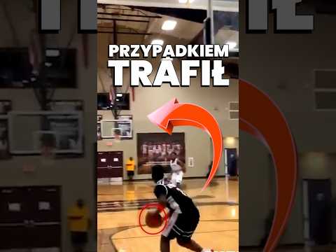 PRZYPADKOWO TRAFIŁ Z KOŃCA BOISKA🤯