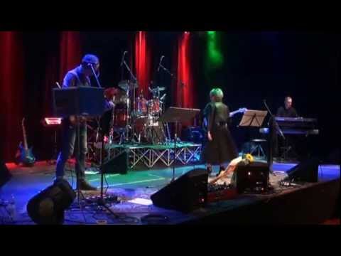 "Equilibrium" SGUARDO VERSO IL CIELO-COLLAGE (ORME)