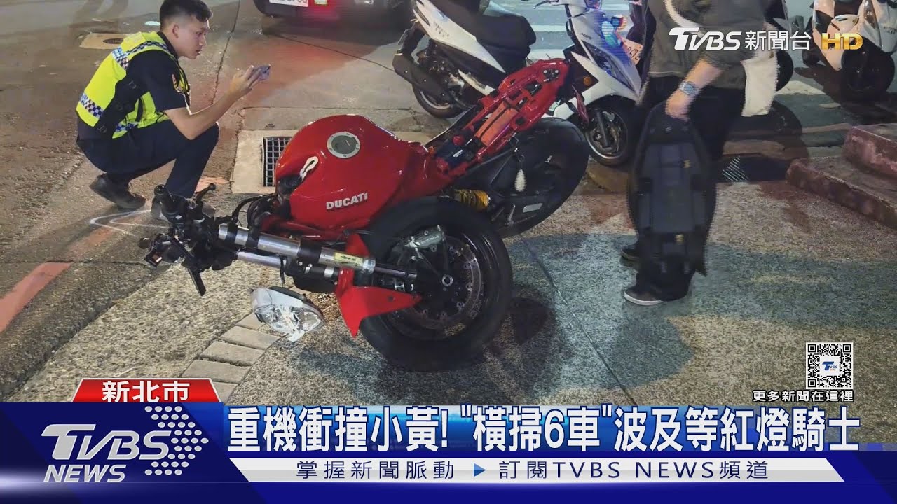 重機衝撞小黃!「橫掃6車」波及等紅燈騎士