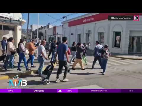 Movimiento La dignidad marcharon frente a los bancos