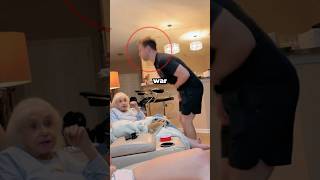 Er kotzt seine Oma voll?! 😳