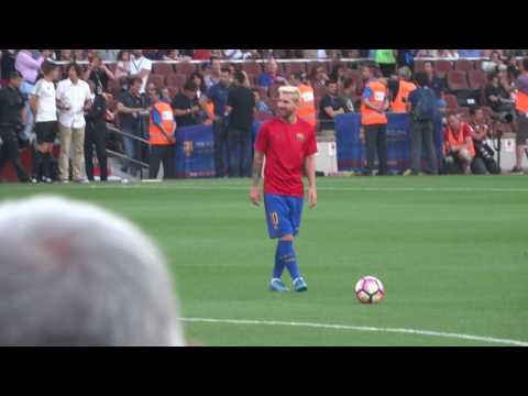 Messi scores 2 free kicks in a row during warm up