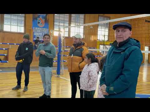 La Municipalidad de Cochrane concretó la entrega de implementación deportiva para la Escuela de Vole