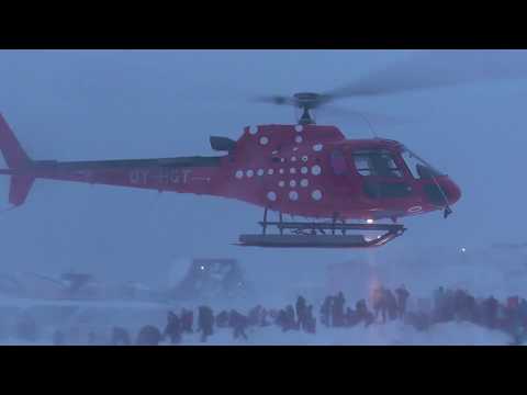 I Nuuk, Grønland, ankommer julemanden i helikopter