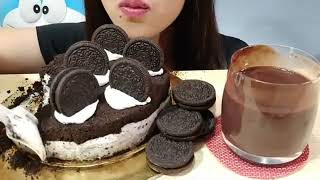 Orio cream cake eating sounds good