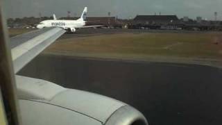 preview picture of video 'Atterraggio a Jogjakarta, volo DPS-JOG su 737-400 Garuda'