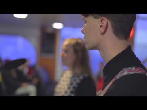 Tellef Raabe spiller på Nesoddbåten