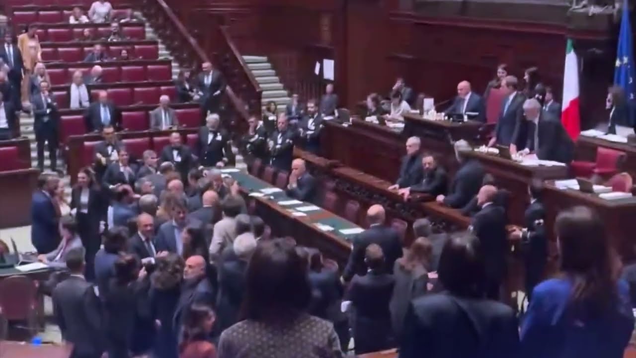 LE OPPOSIZIONI OCCUPANO I BANCHI DEL GOVERNO CONTRO IL DECRETO SICUREZZA
