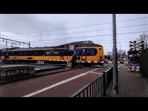 11(!!) Cars of ICMm (4+3+4) make way through the grand crossing of Nunspeet - Showcase / Fly-by -