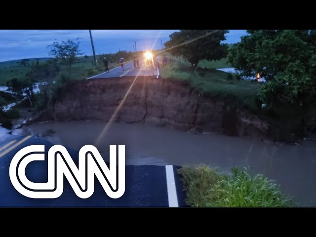 Chuva forte abre cratera em rodovia de Sergipe e deixa uma pessoa