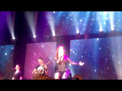 Blanco y negro #tourcaosgandia 2-10-16 Malú