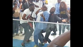OMG!!! SEE WHAT MALE FANS DID TO TENI THE ENTERTAINER WHILE PERFORMING
