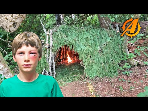 Stung By 12 Wasps While Building and Camping in Bushcraft Survival Shelter