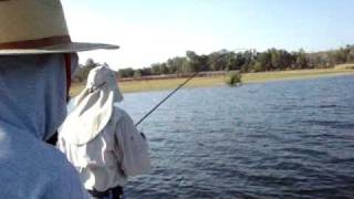 preview picture of video 'Pesca de Lobina en la Presa Calderon'