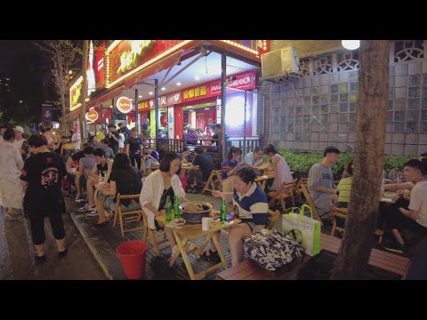 Em 26 de agosto, dê um passeio pela Kuixinglou Snack Street, no distrito de Qingyang, Chengdu