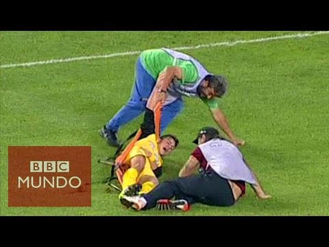 (Seguramente) los camilleros más torpes de la historia del fútbol
