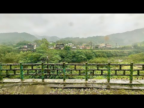 🇹🇼 Passeio de trem: *CHUVOSO* Cenário rural, Nova cidade de Taipei, Taiwan (estações de trem de Ruifang a Jingtong)
