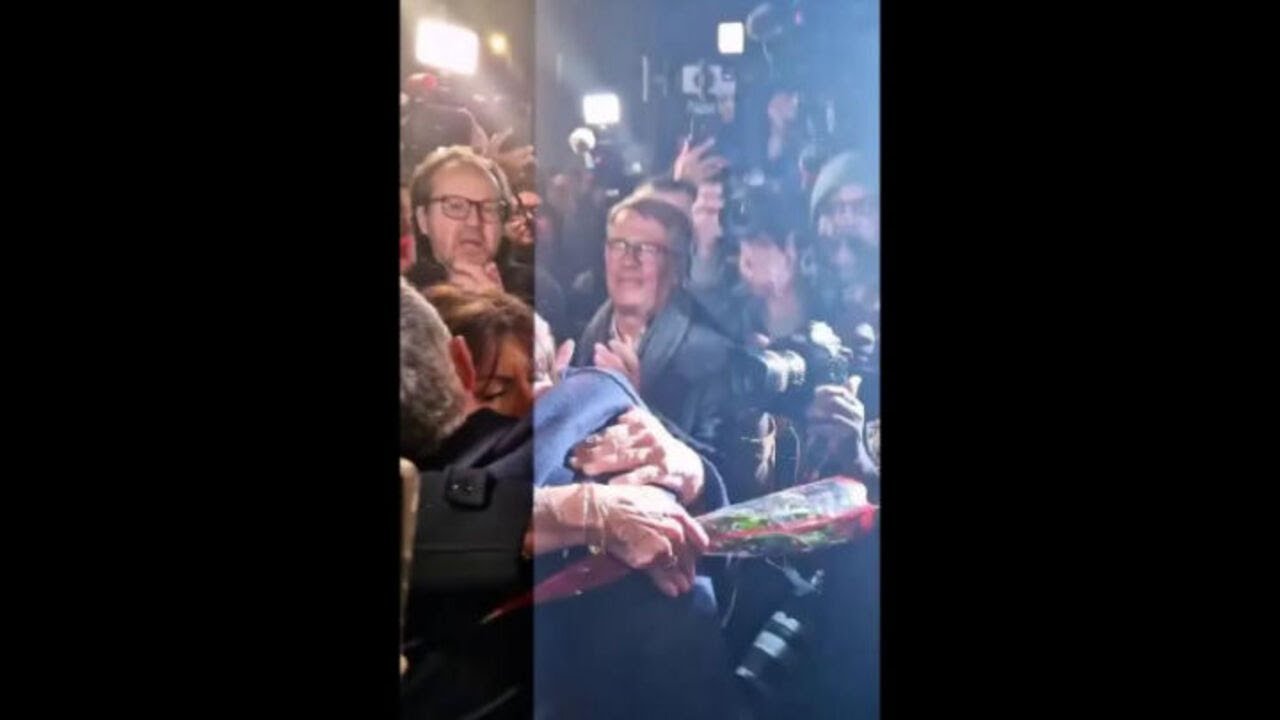 Eletto a Parigi il sindaco socialista Emmanuel Gregoire, la festa con l'uscente Anne Hidalgo