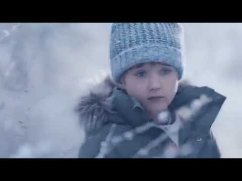 Kind erklärt Bedeutung von Weihnachten