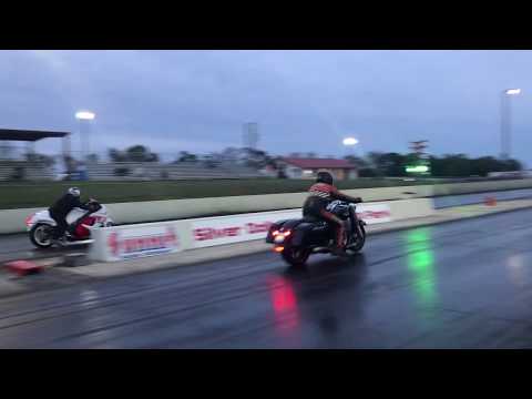 Harley smokes a Hayabusa