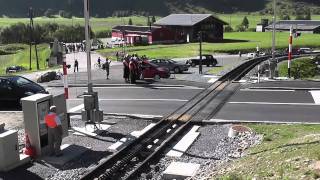 preview picture of video 'DFB 04 - Level crossing with retractable cog at Oberwald (1/2)'