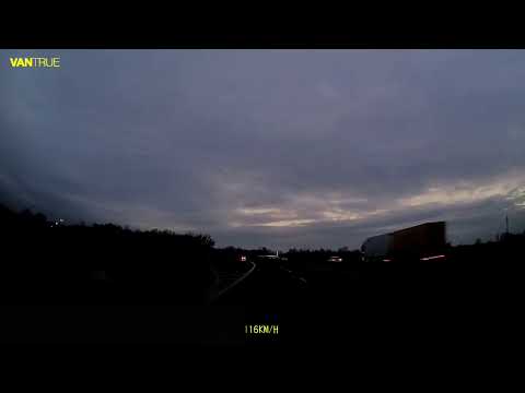 Der zieht mit zirka 65 auf die Bundesstraße.995