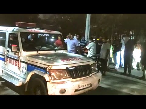 అర్ధరాత్రి  ప్రజలు అప్రమత్తం చేస్తున్న పోలీసులు భయాందోళనలో ప్రజలు రోడ్ల మీదకి పరుగులు తీశారు in Visakhapatnam,Vizagvision...