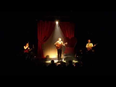 Pascal Parisot pipi dans un violon à l'européen