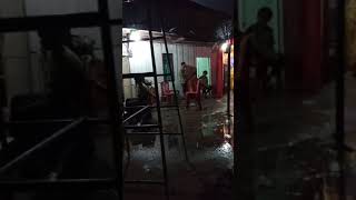 preview picture of video 'Demi anak istri, Bapak2 tangguh ini rela hujan hujanan..'