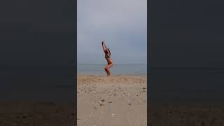 Download lagu Keren archeress beach yoga utkatasana mp3