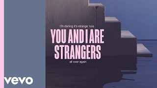 Kadr z teledysku Strangers tekst piosenki Lewis Capaldi