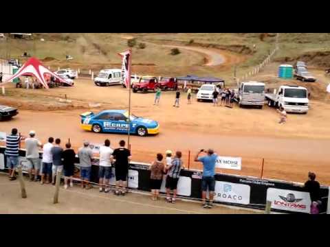 Homem quase é atropelado por carro de corrida