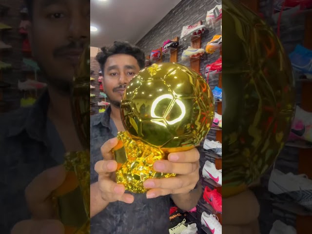 Vídeo relacionado con SUSANMAISON Golden Ballon - Trofeo de premio del campeonato de fútbol, réplica de jugador personalizable, regalo de cumpleaños coleccionable (25 cm)