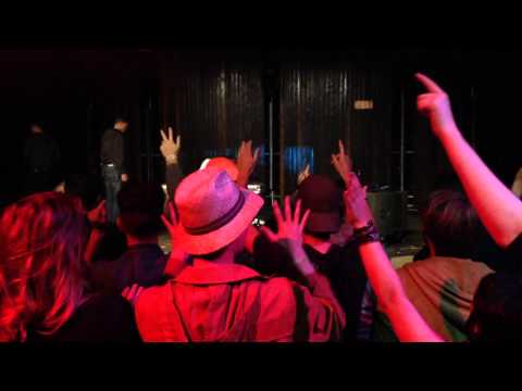 Larry gus wordt toegezongen na afloop van zijn show op Best