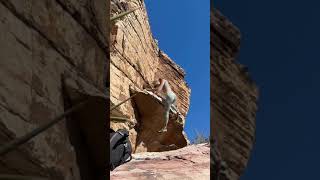 Video thumbnail de Bat Mantle, V3. Red Rocks
