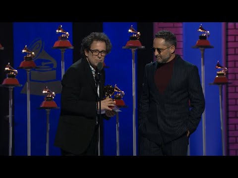 Andrés Calamaro y Jorge Drexler recibiendo Premio Latin Grammy 2021 por colaboración con C. Tangana