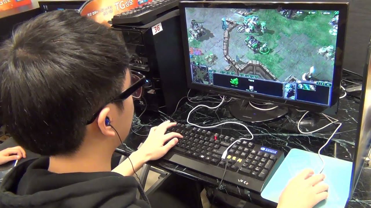 A Rare Look At The Blazing-Fast Hands Of A StarCraft II Champion