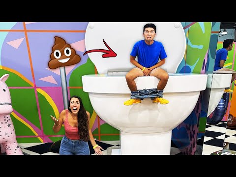 L' ULTIMO CHE ESCE DALLA CASA GIGANTE VINCE! *24 ore nel bagno gigante in America*