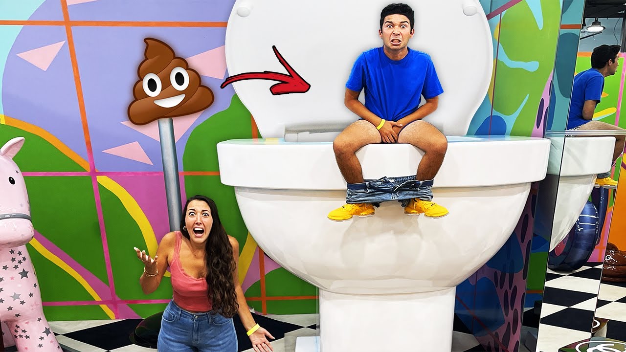 L' ULTIMO CHE ESCE DALLA CASA GIGANTE VINCE! *24 ore nel bagno gigante in America*