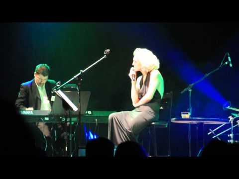 Karen Souza en el lunario