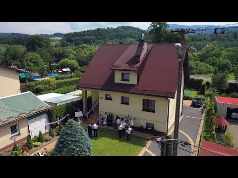 Kapela "JURKI" z Gołkowic: przyśpiewki u Pani Młodej;