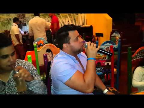 Oscar Arriaga en karaoke margarita