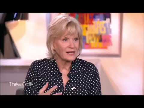 THE OU CAFE Catherine Ceylac offre à Carla Bruni son portrait par Marc Antoine Coulon