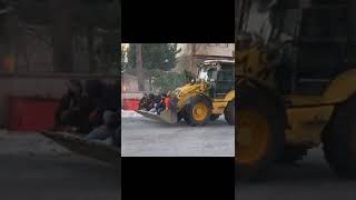 Bafra Belediyesinden Kepçede Elle Tuzlama Hizmeti
