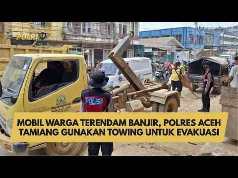 MOBIL WARGA TERENDAM BANJIR, POLRES ACEH TAMIANG GUNAKAN TOWING UNTUK EVAKUASI