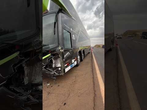 Ônibus e carro colidem na PR-855 em Bandeirantes